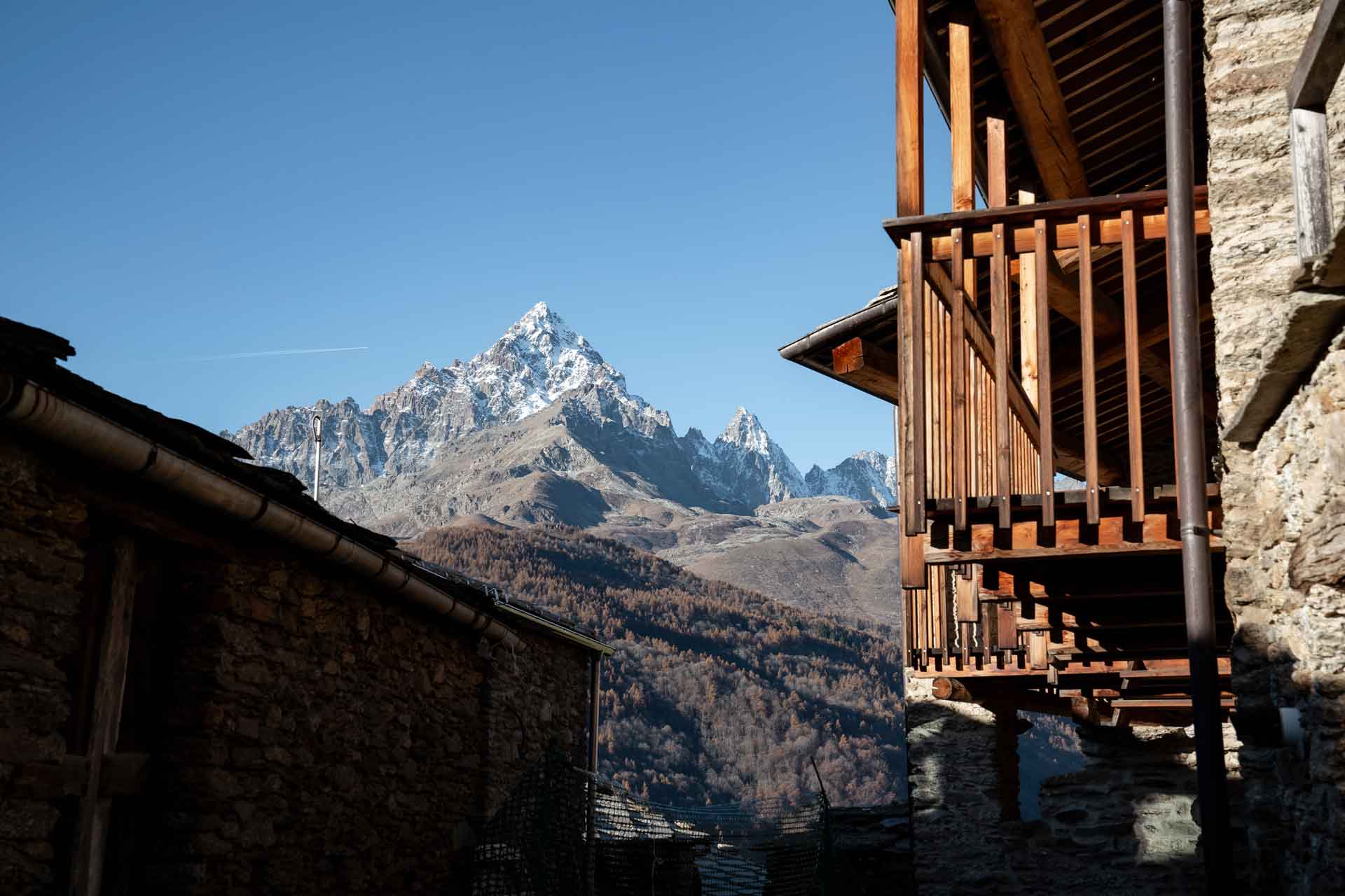 Scocio del monviso innevato visibile durante il percorso dell'itinerario di Lou Lindal